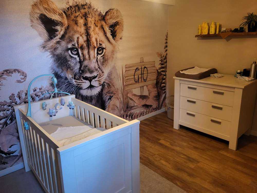 Bébé lion dans la jungle taupe