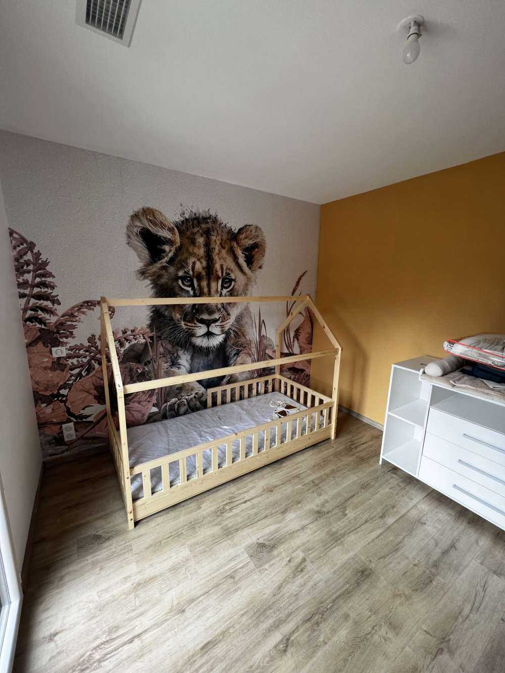 Bébé lion dans la jungle taupe