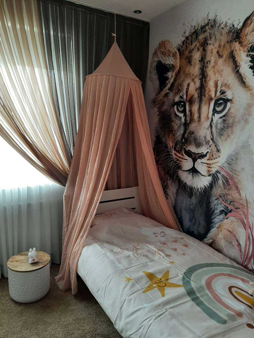 Bébé lion dans la jungle rose