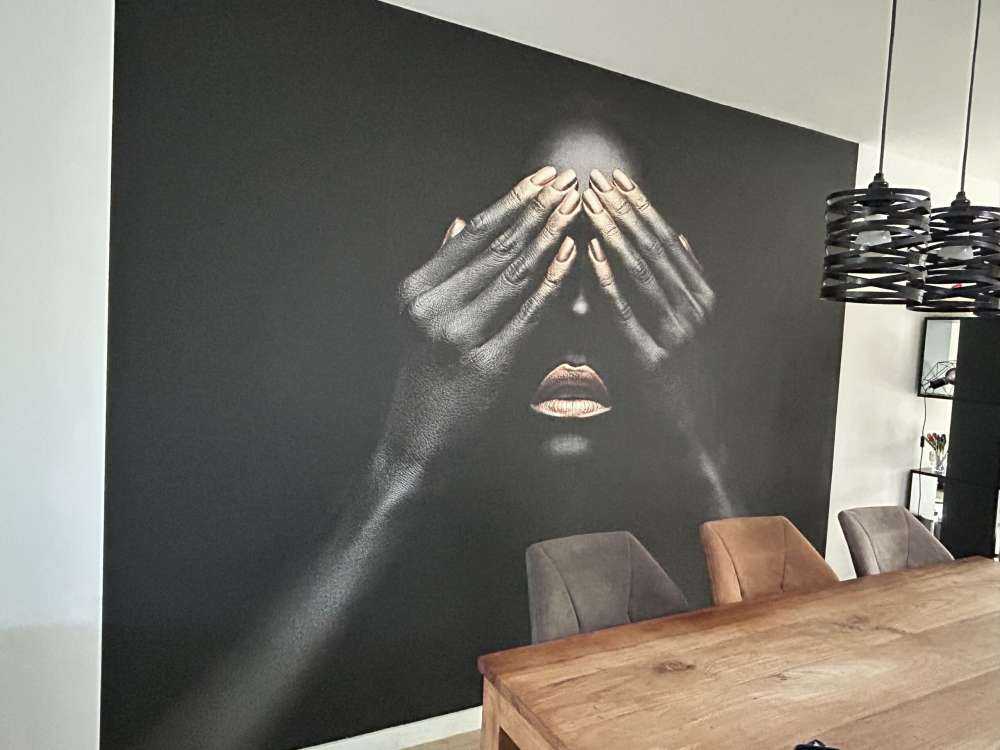 Femme avec les mains devant les yeux