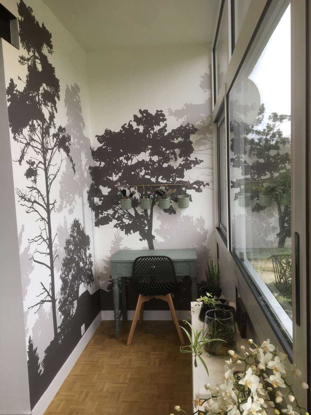 Forêt verte de conifères