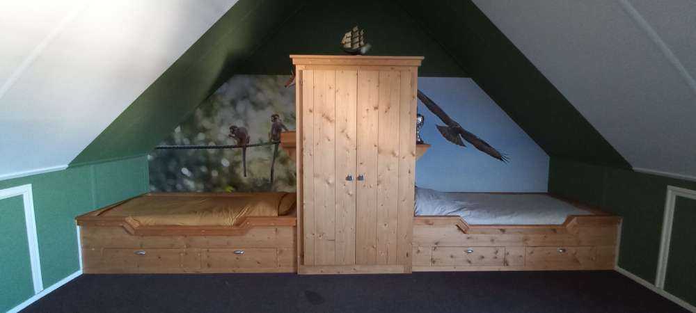 Singes écureuils sur corde