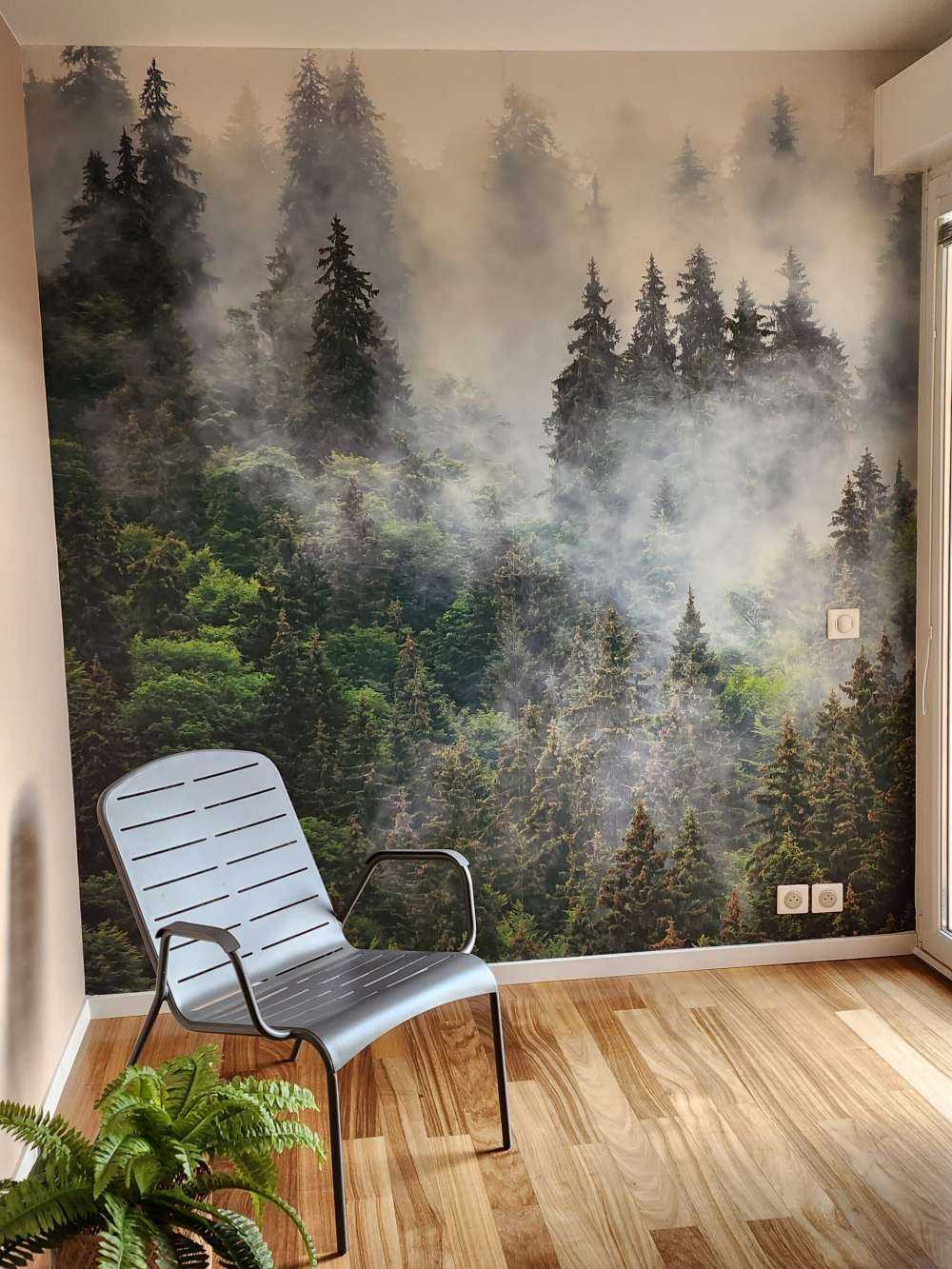 Paysage brumeux avec des arbres verts