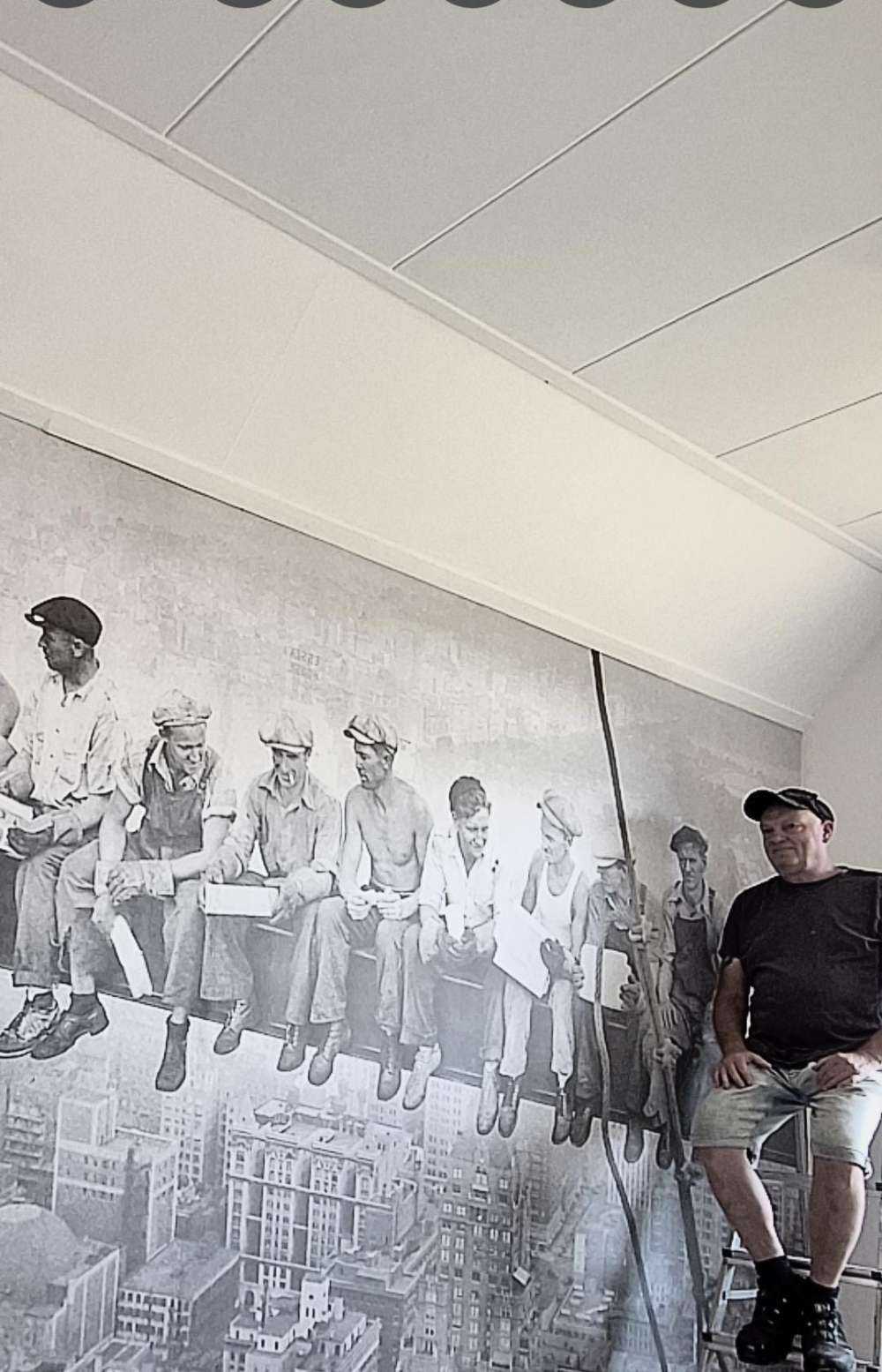 Déjeuner dans un gratte-ciel