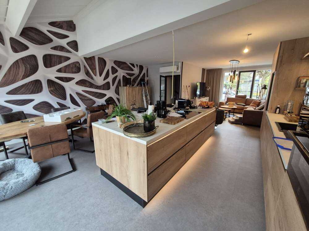 Motif blanc sur bois