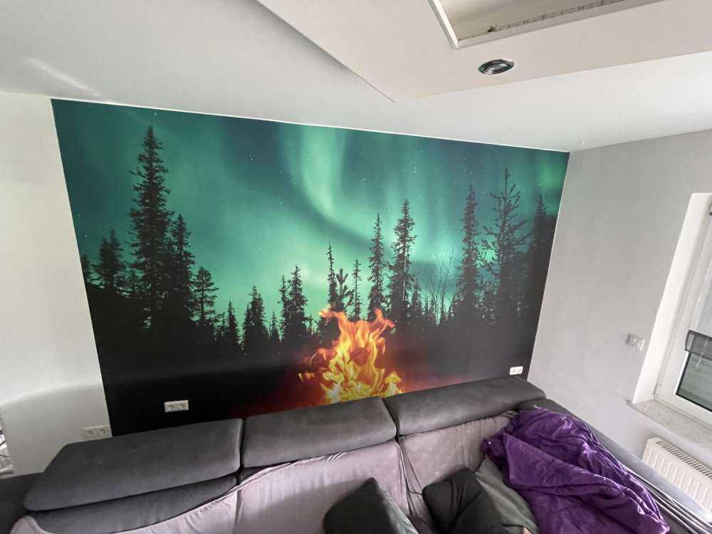 Feu de camp sous les aurores boréales