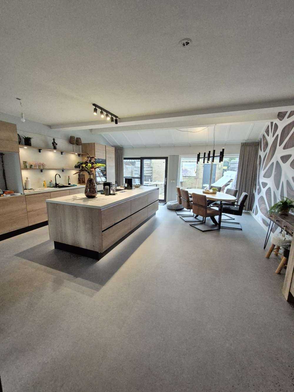 Motif blanc sur bois