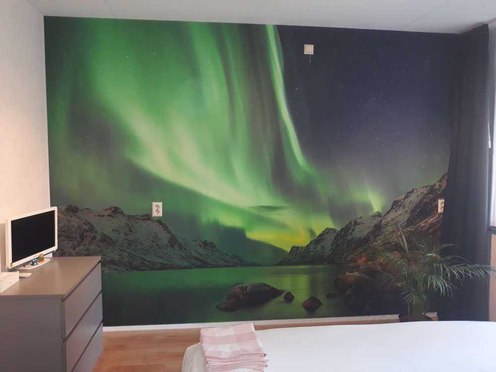 Aurore boréale entre deux fjords