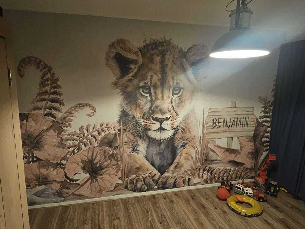 Bébé lion dans la jungle taupe