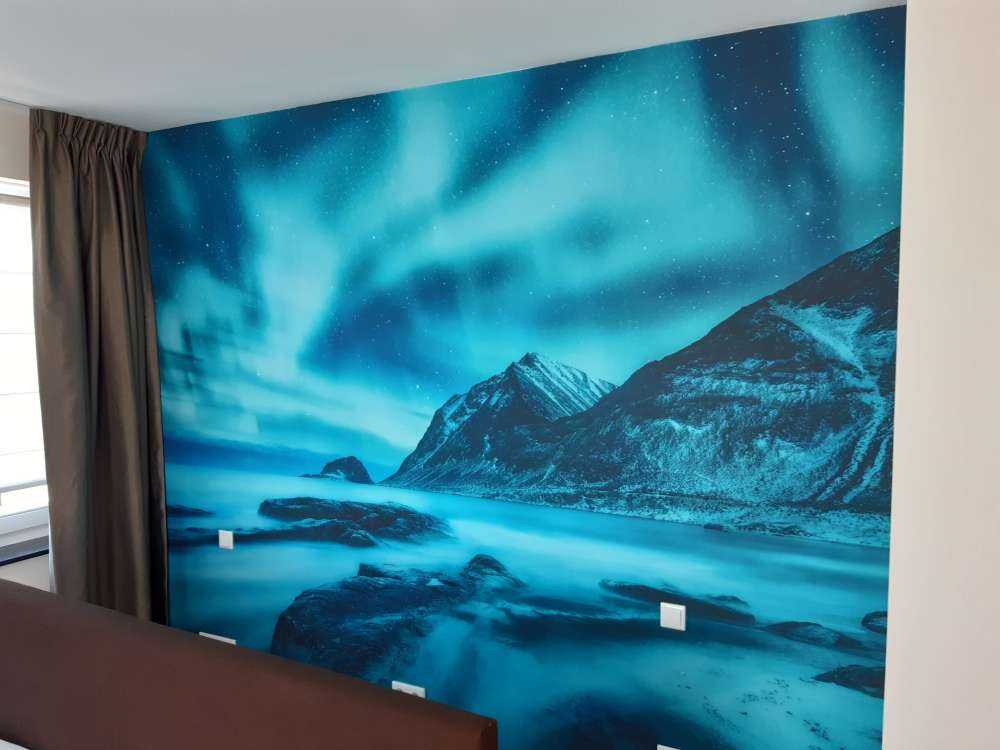 L'aurore boréale bleue avec les montagnes