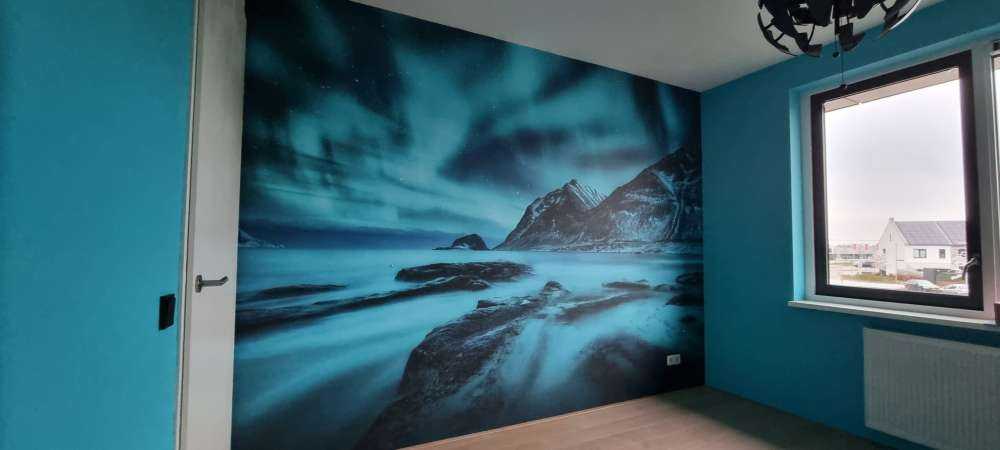 L'aurore boréale bleue avec les montagnes