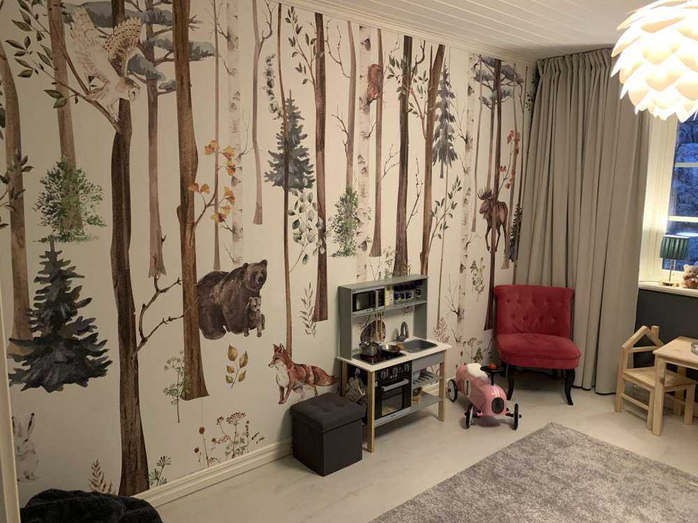 Forêt dessinée avec des animaux d'automne