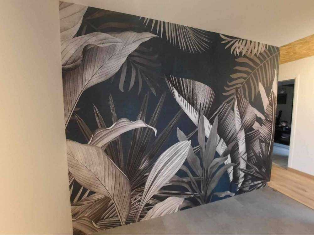 Feuilles tropicales sur fond bleu canard