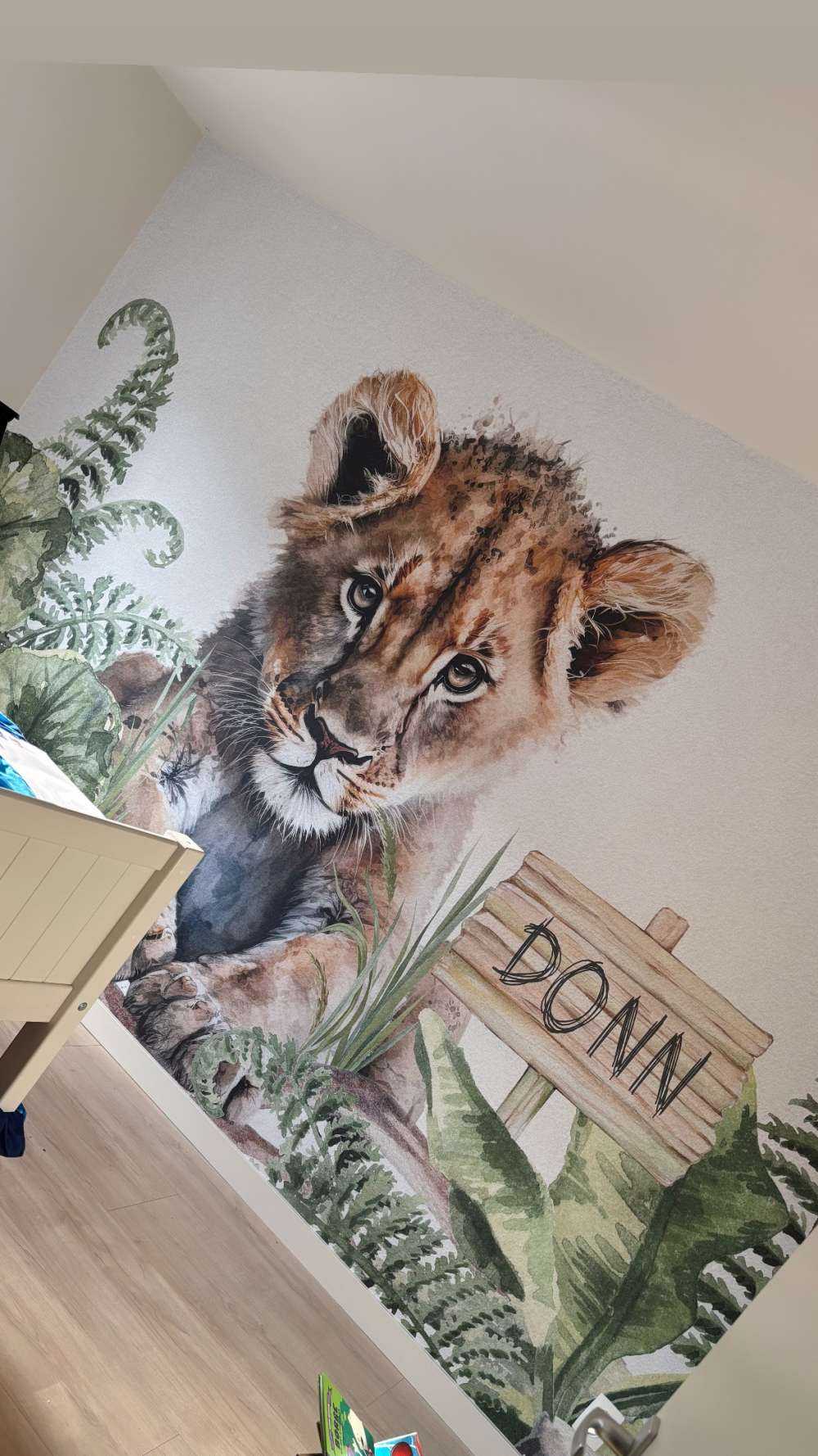 Bébé lion dans la jungle
