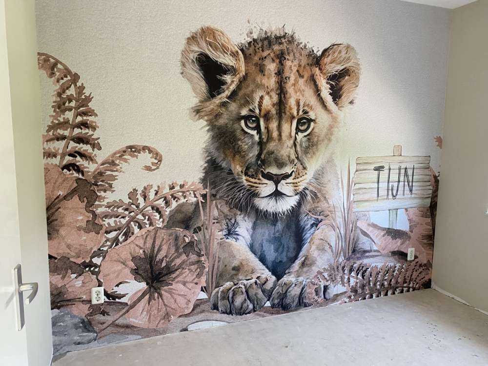 Bébé lion dans la jungle taupe