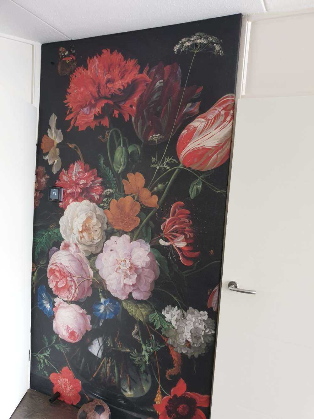 Nature morte aux fleurs dans un vase en verre