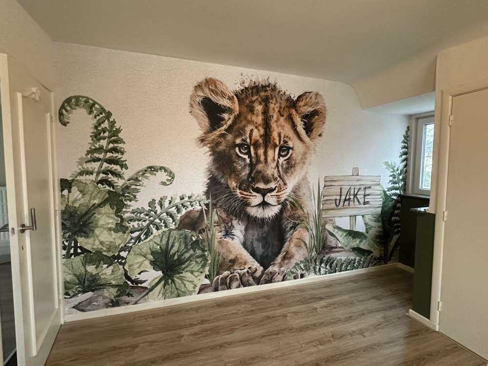 Bébé lion dans la jungle