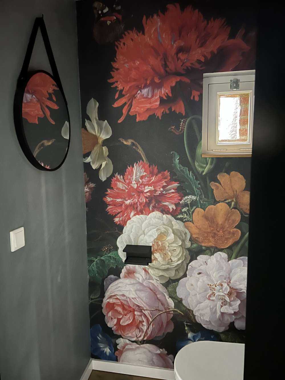 Nature morte aux fleurs dans un vase en verre
