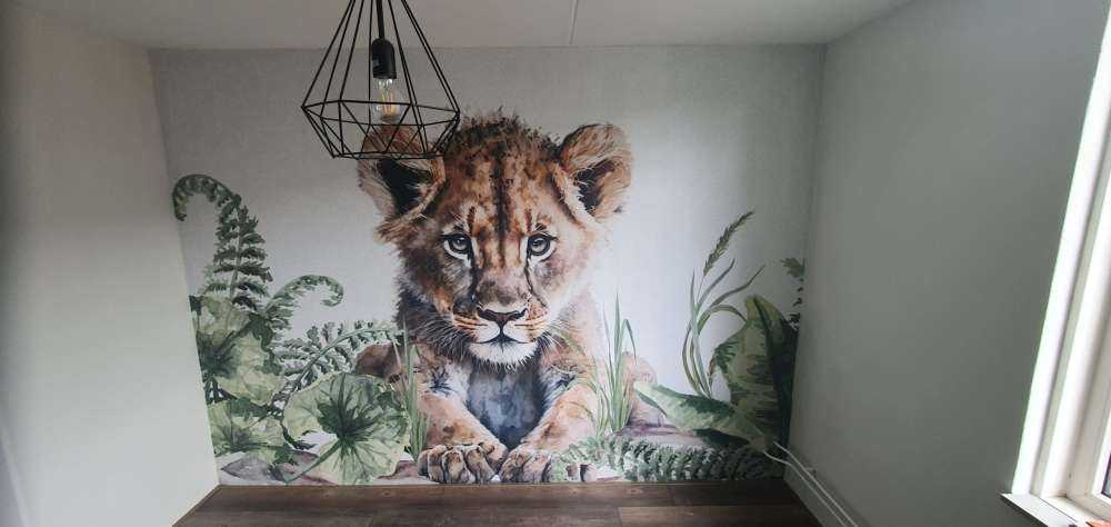 Bébé lion dans la jungle