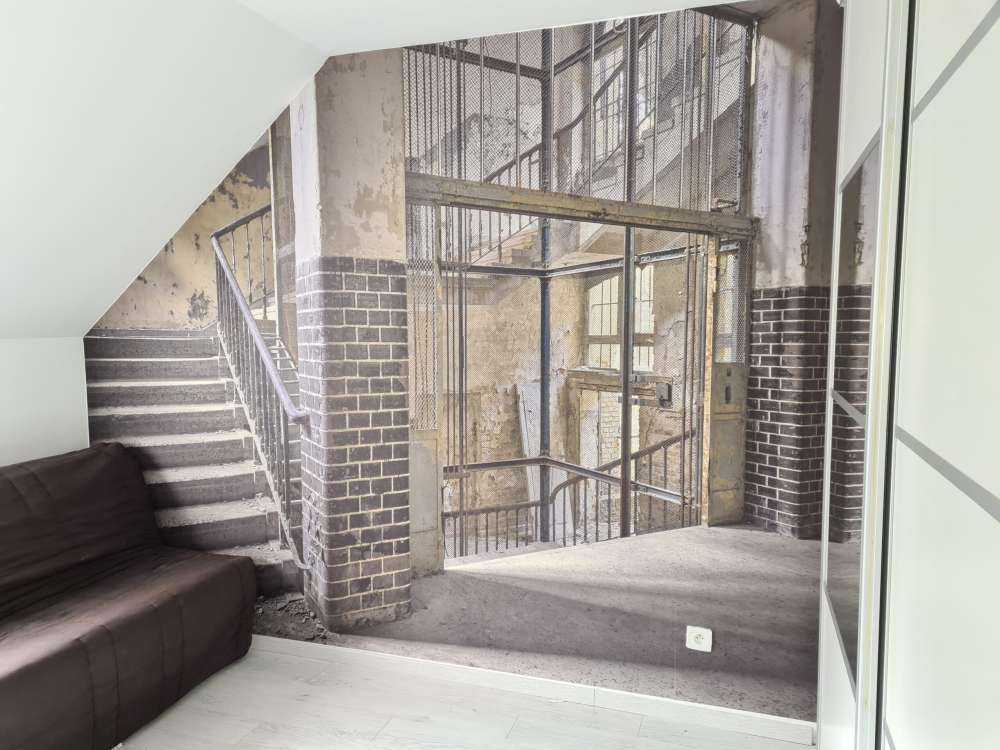 Ancienne cage d'ascenseur avec escaliers