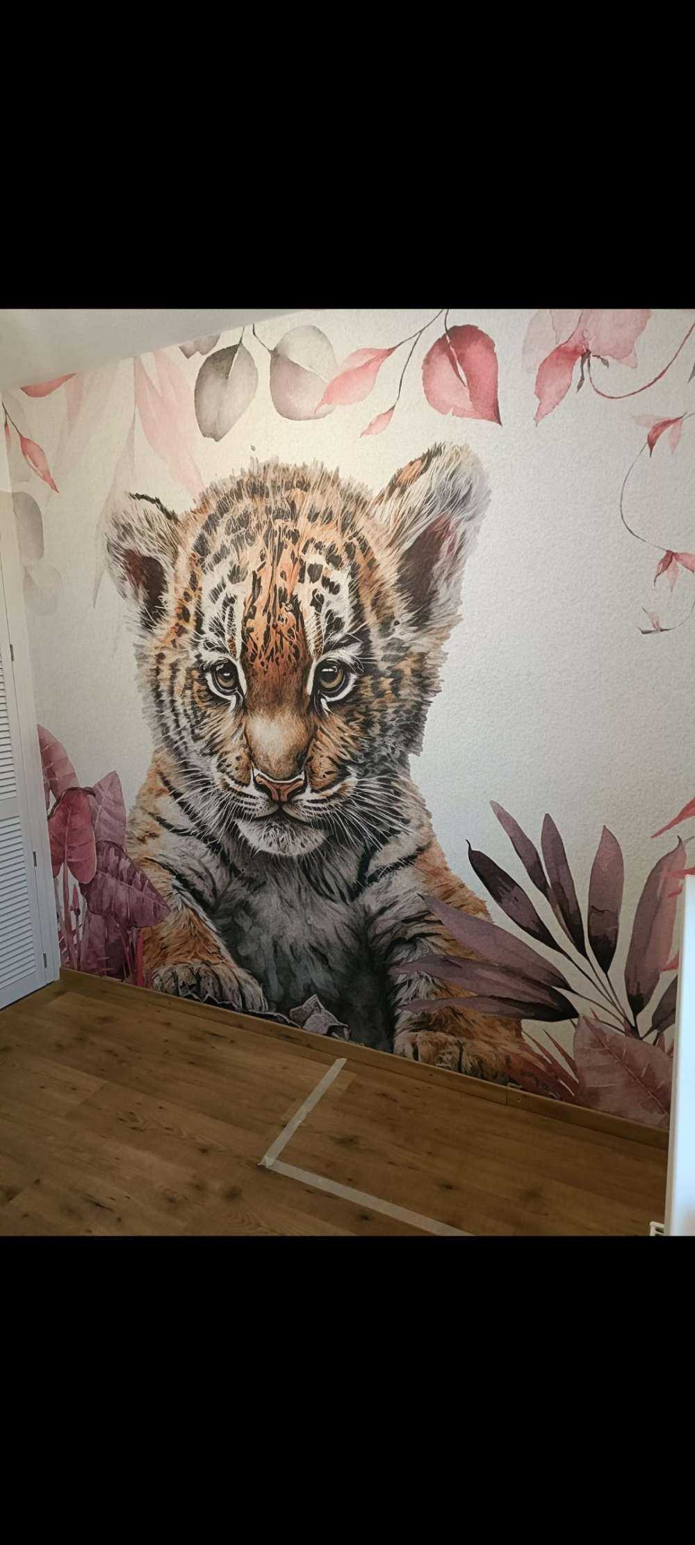 Bébé Tigre dans la jungle rose