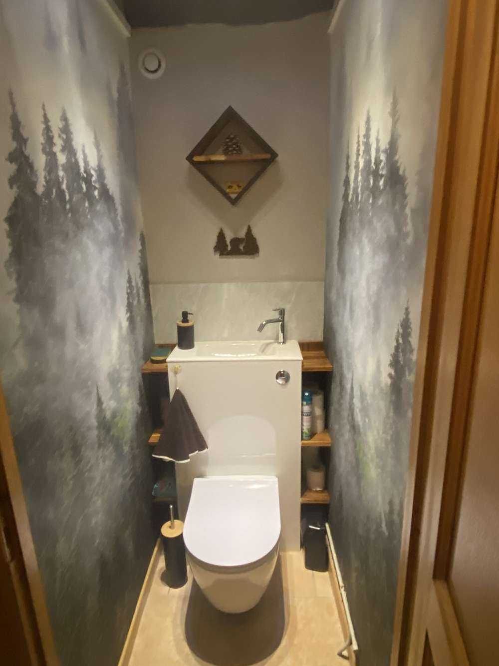 Paysage brumeux avec des arbres verts