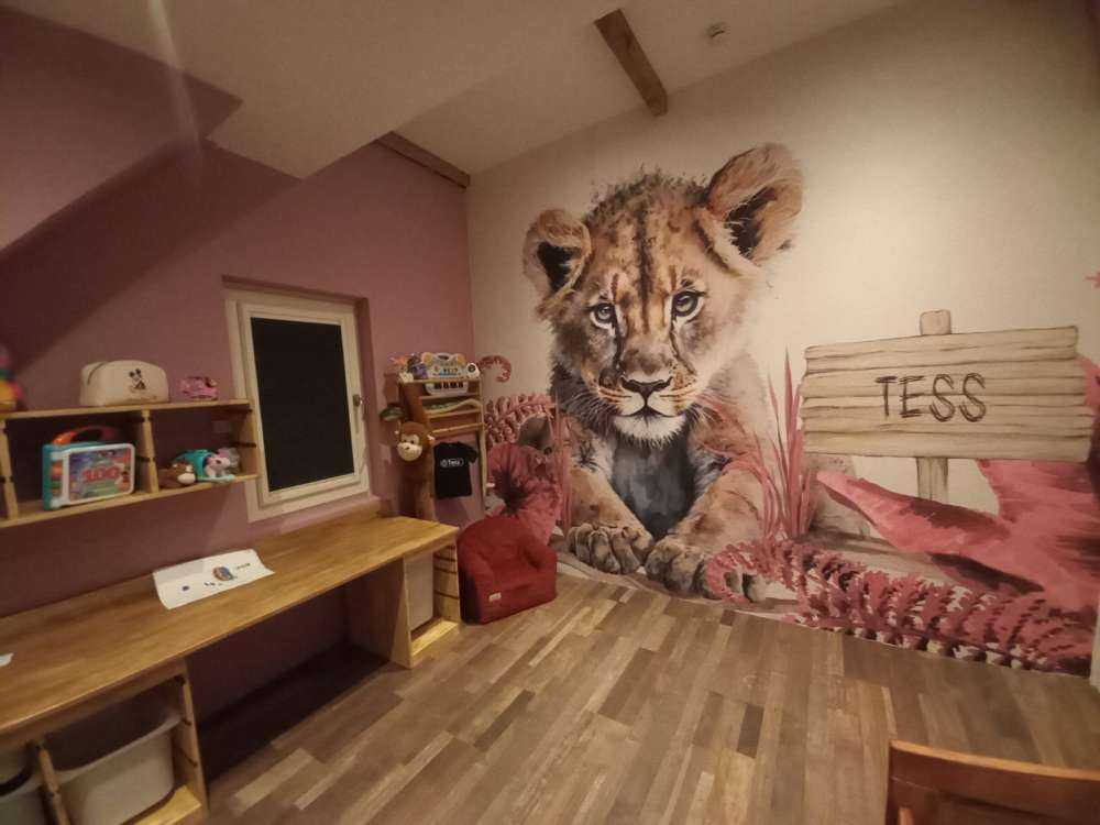 Bébé lion dans la jungle rose