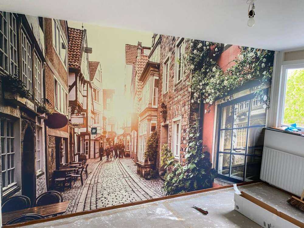 Coucher de soleil dans une vieille rue