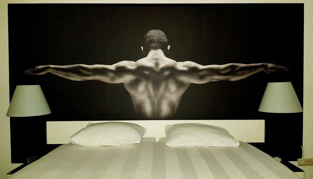 Homme aux bras tendus