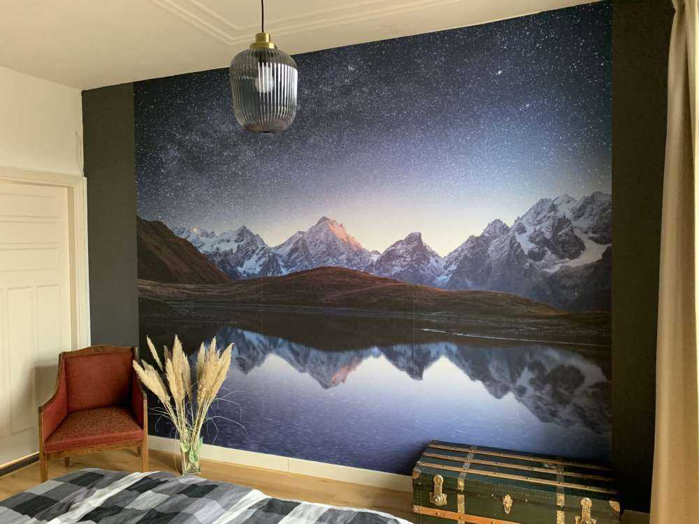 Montagnes enneigées la nuit