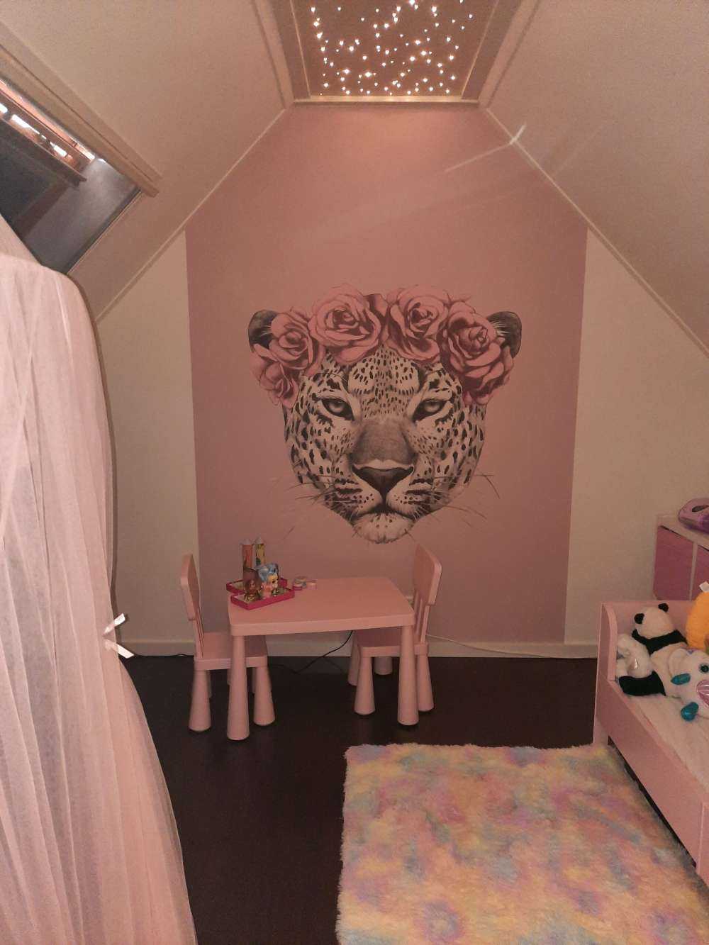 Léopard à fleurs roses