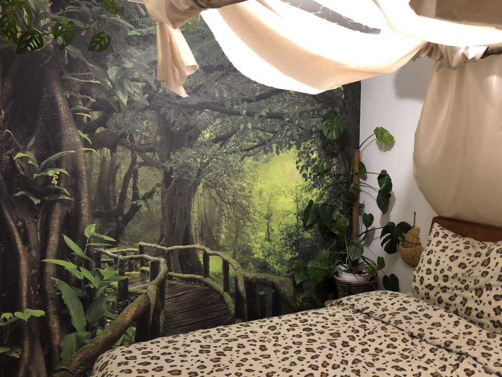 Pont en bois à travers une jungle verte