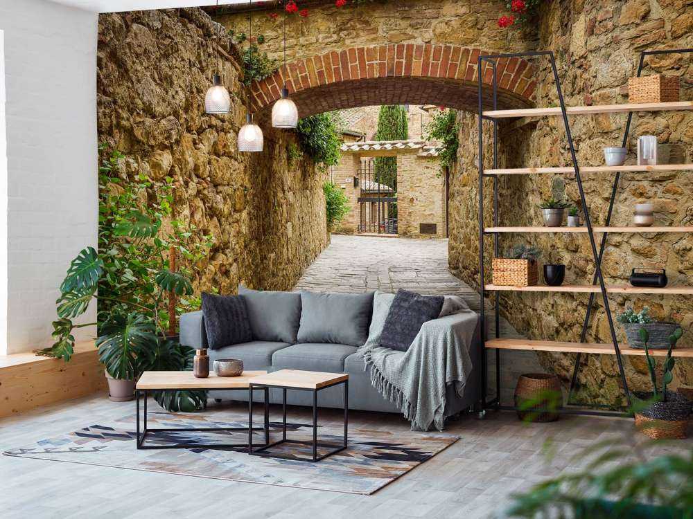 Petite arche avec des fleurs rouges