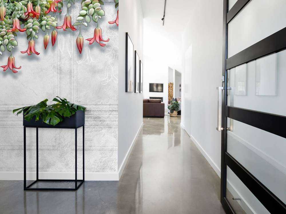 Fleurs exotiques sur du béton