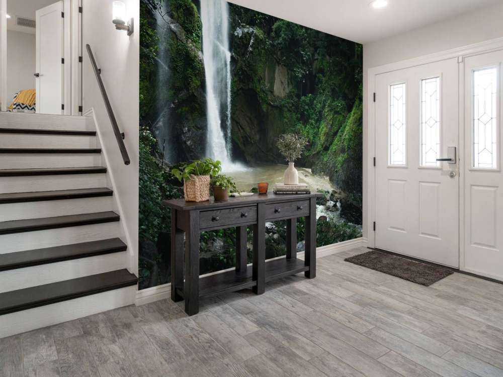 Chute d'eau dans une forêt profonde