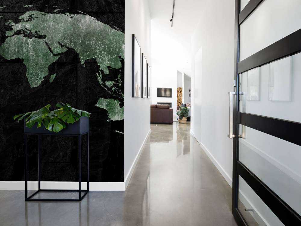 Carte du monde verte sur du béton