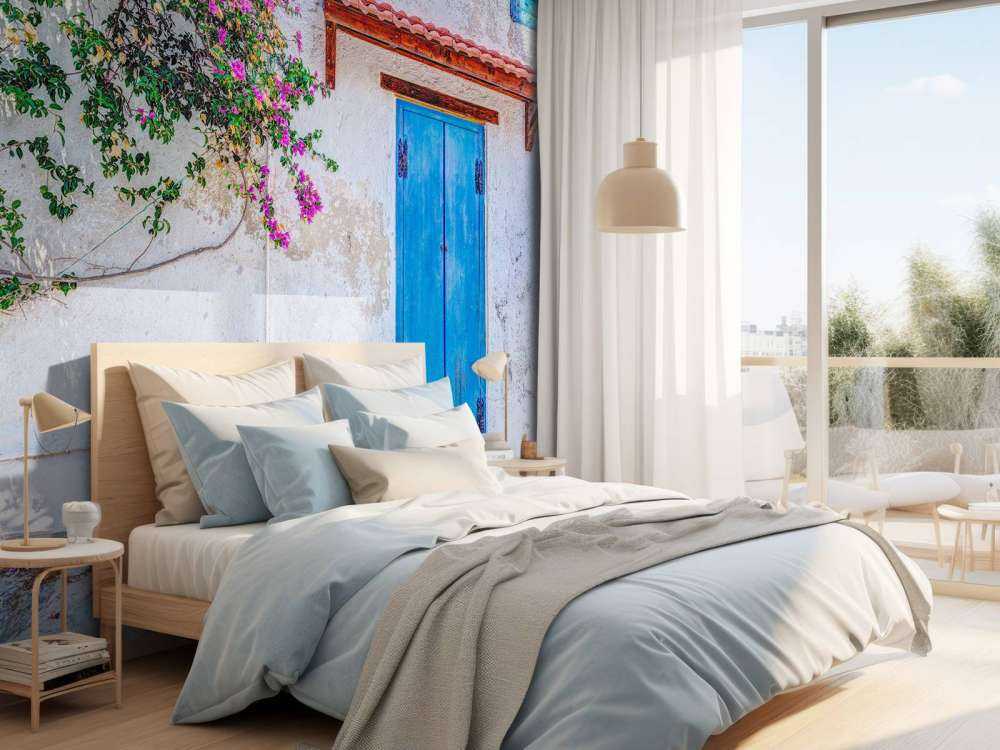 Porte bleue avec bougainvillier