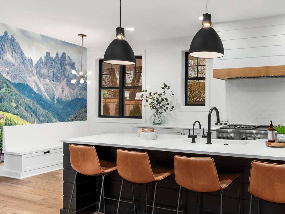 Village alpin dans une vallée verte