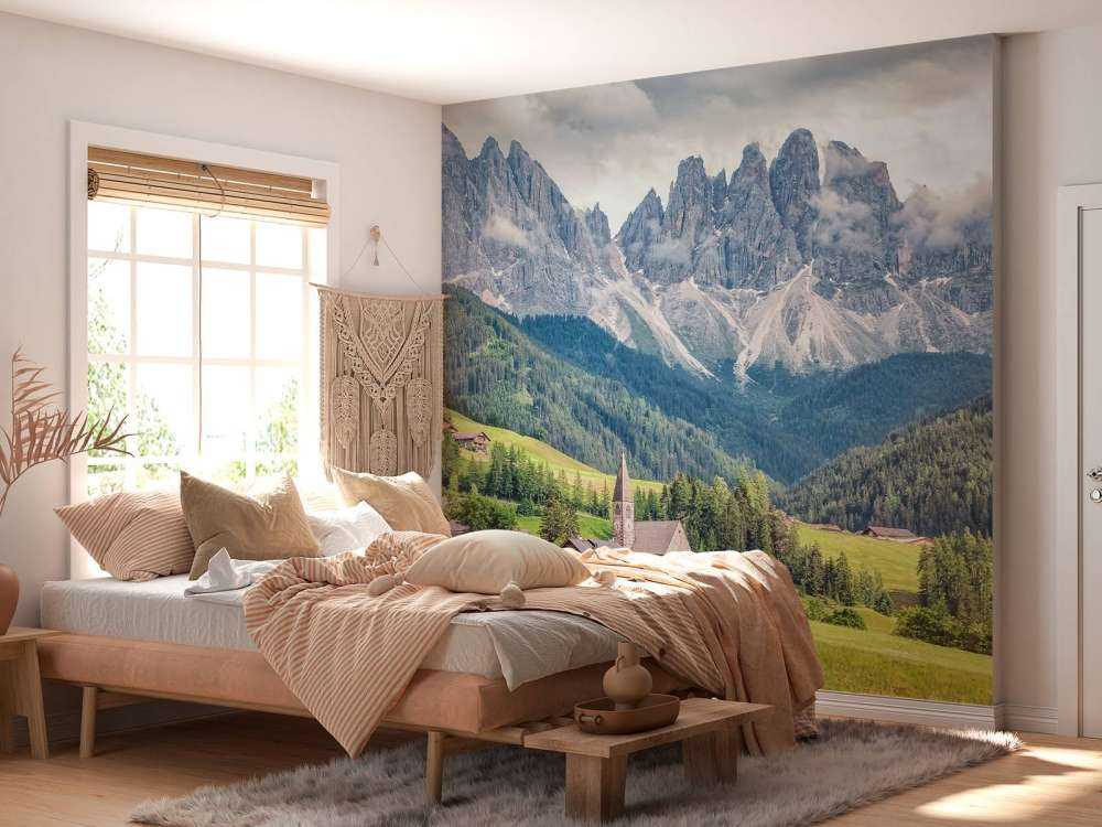 Village alpin dans une vallée verte