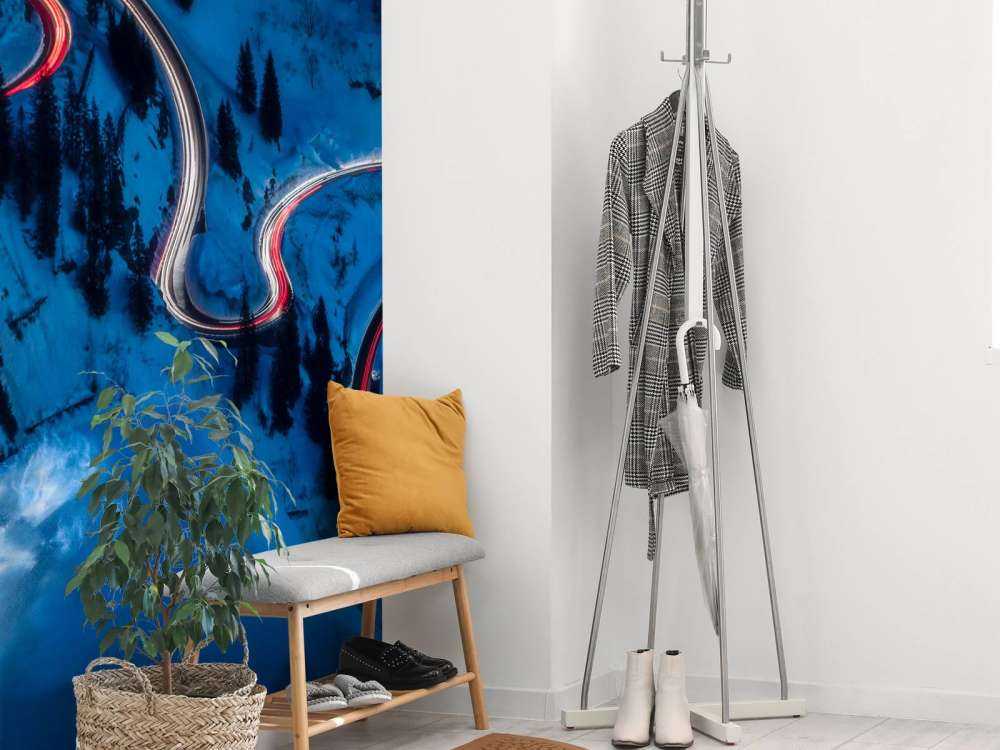 Descente nocturne dans les virages de montagne.