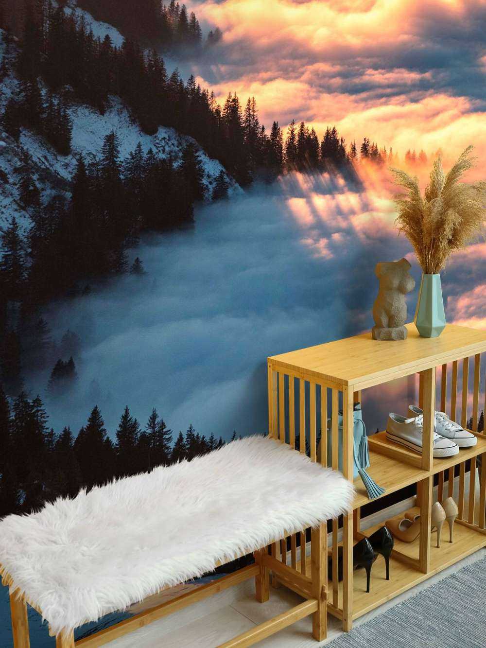 Lueur du matin sur une forêt de montagne brumeuse