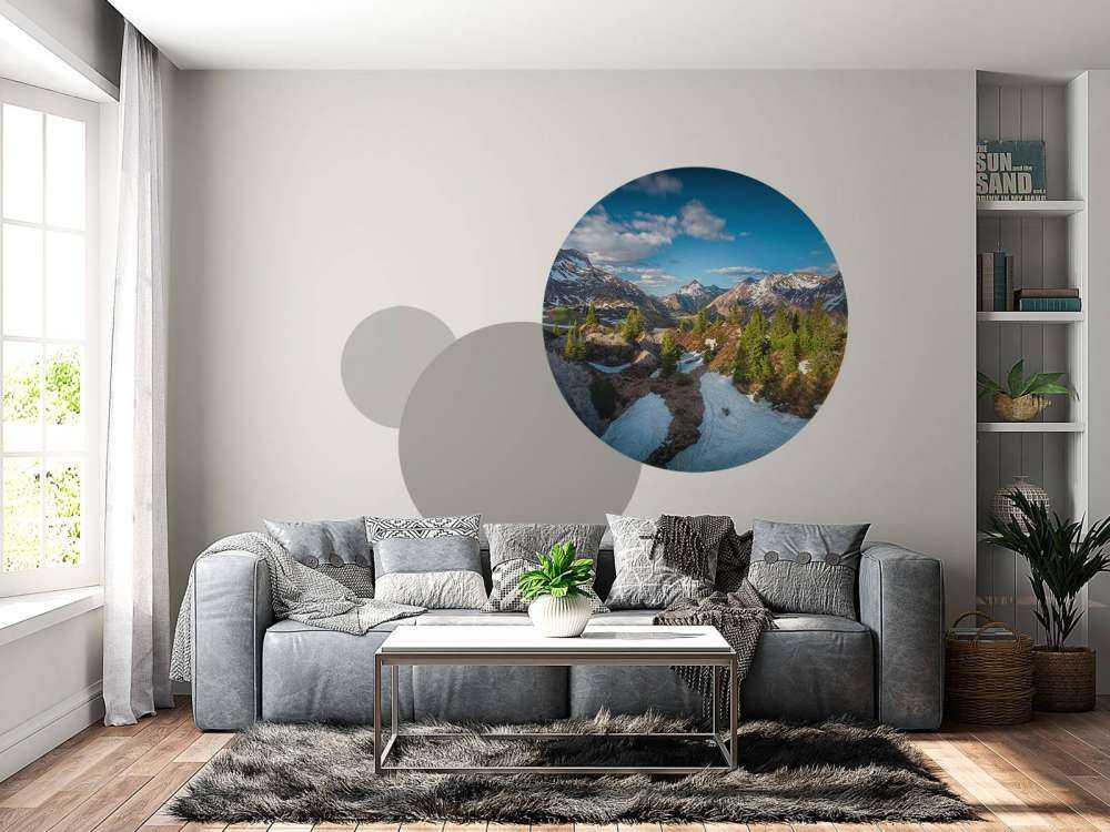 Lentezon sur une forêt de montagne enneigée