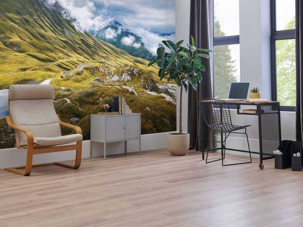 Paysage de montagne avec des nuages et un lac de montagne