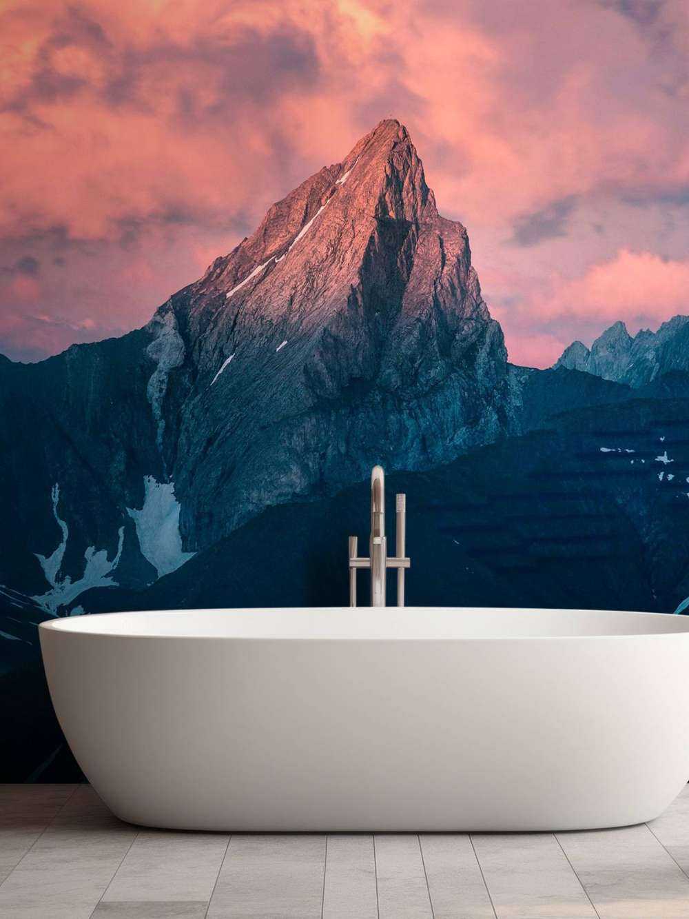 Cime de montagne dans la pénombre ardente