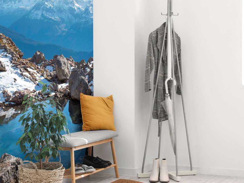 Lac de montagne entre les sommets enneigés.