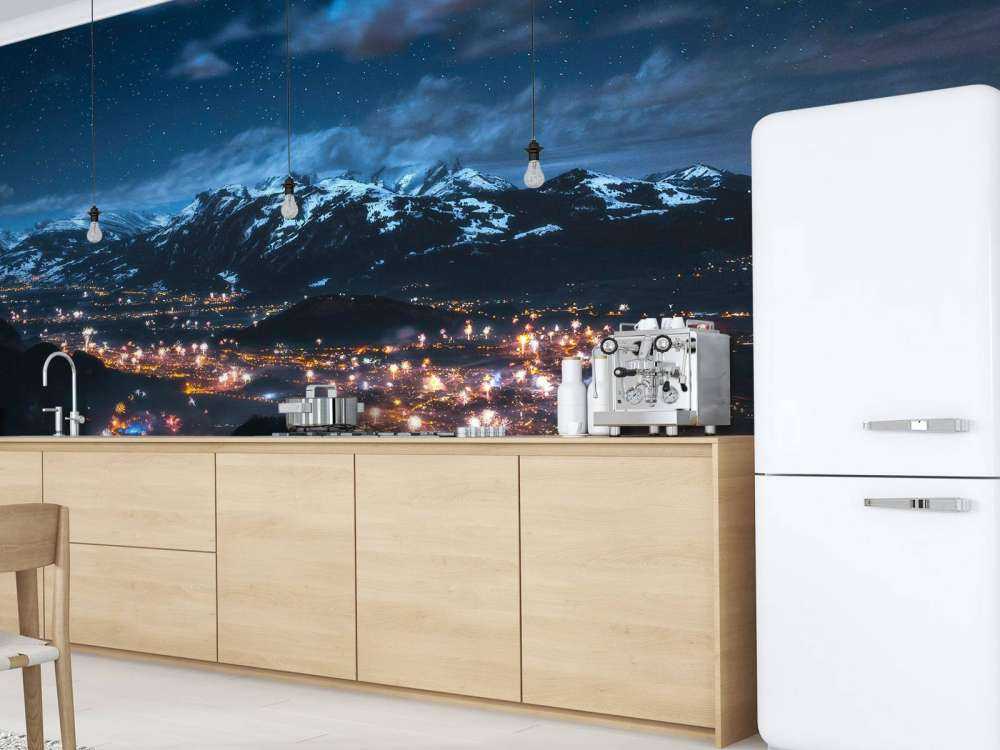 Lumière de feux d'artifice au-dessus du village alpin