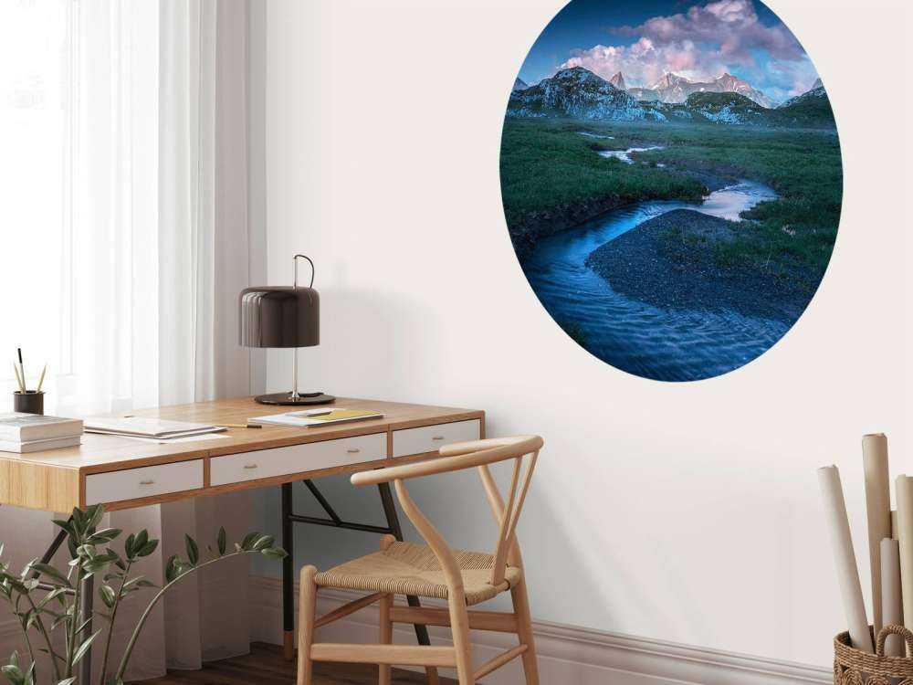 Lumière du soir sur la vallée de montagne avec ruisseau