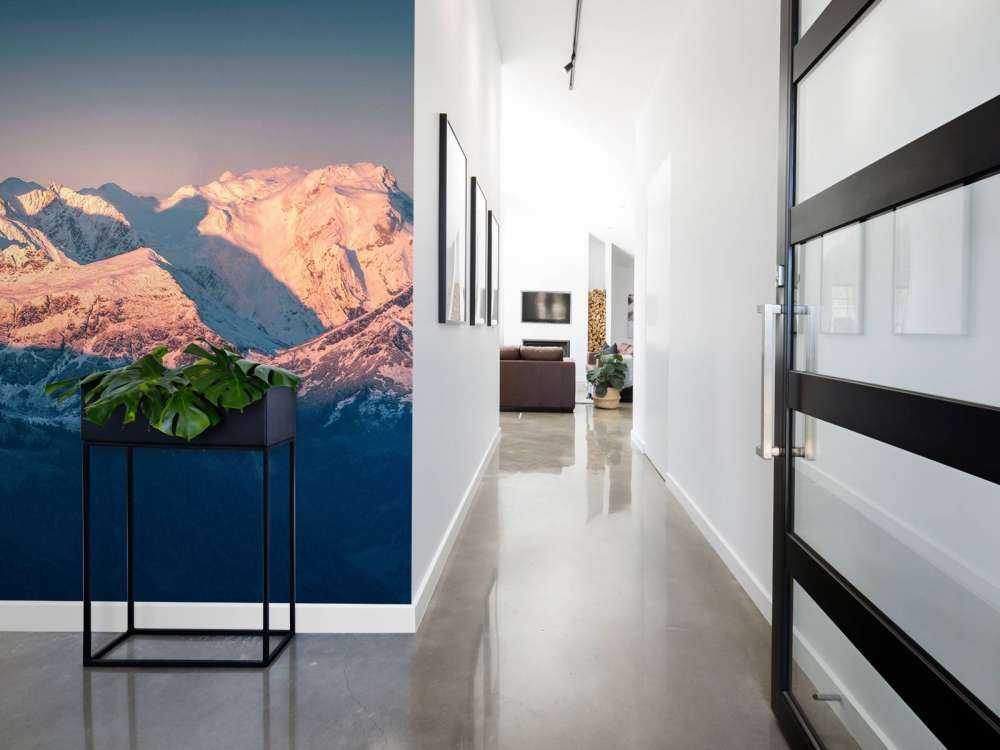 Lumière du matin sur les sommets enneigés.