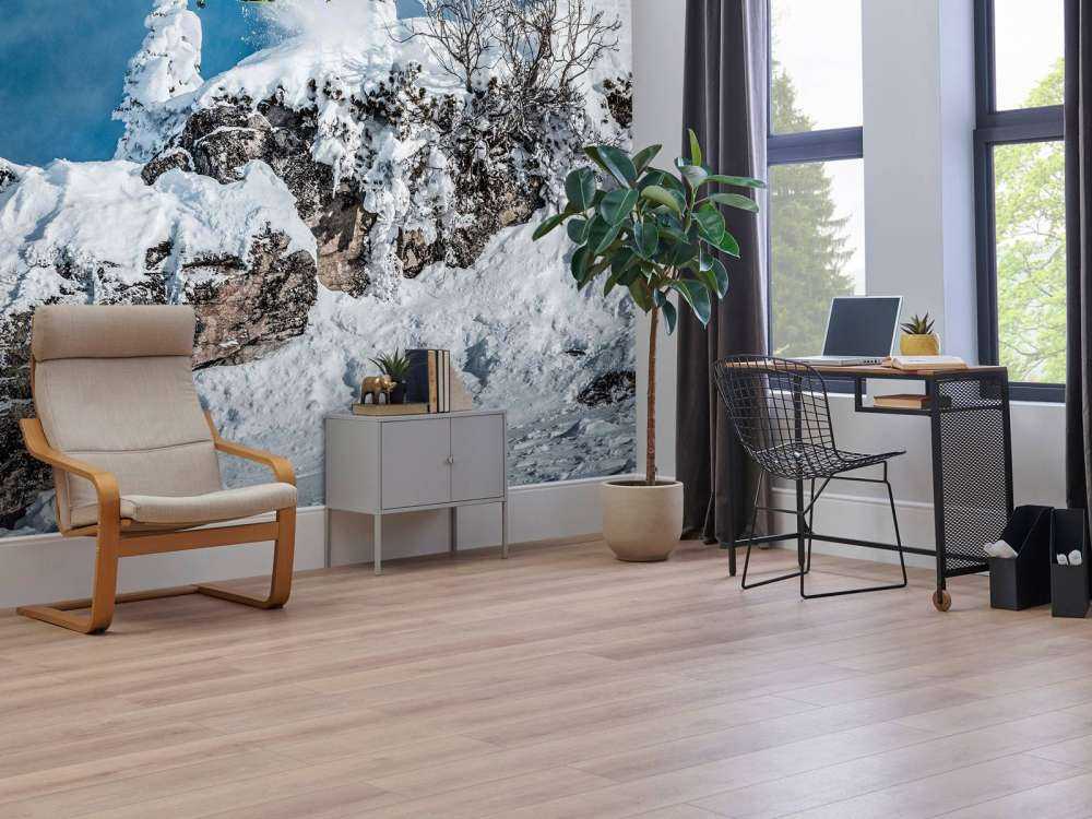 Freestyle skieur dans un monde montagneux enneigé.