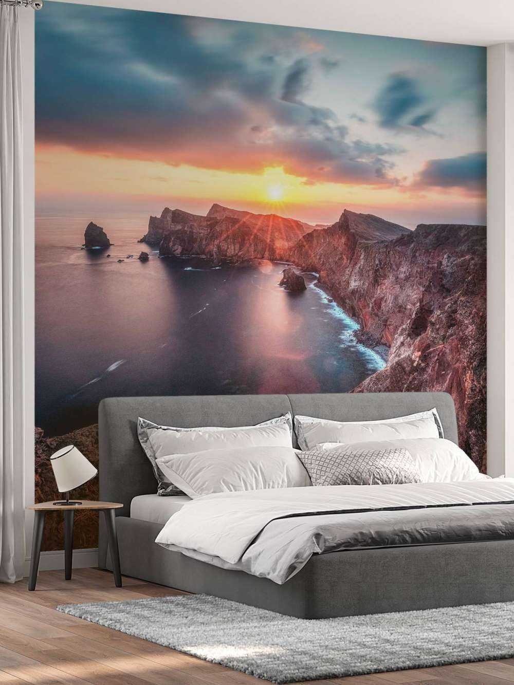 Coucher de soleil au-dessus de la côte rocheuse